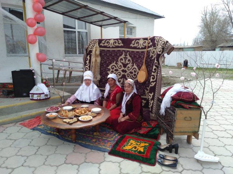 Үлгіл ауылдық клубының ауласында мекемелер арасында ұйымдастырылған "Наурыз - Думан"  мерекелік кеші.